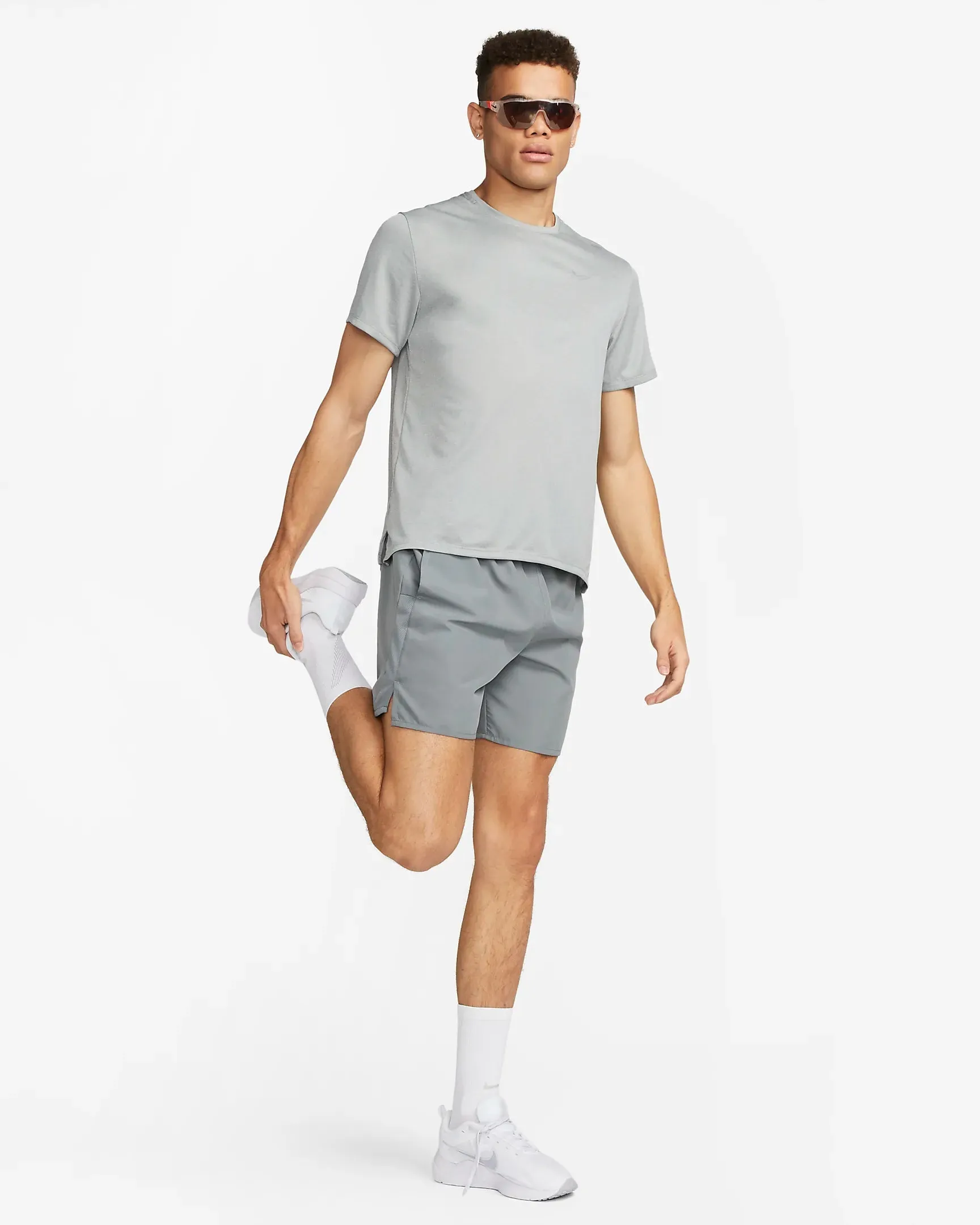 NIKE MEN'S MILER DRI-FIT UV GREY TEE